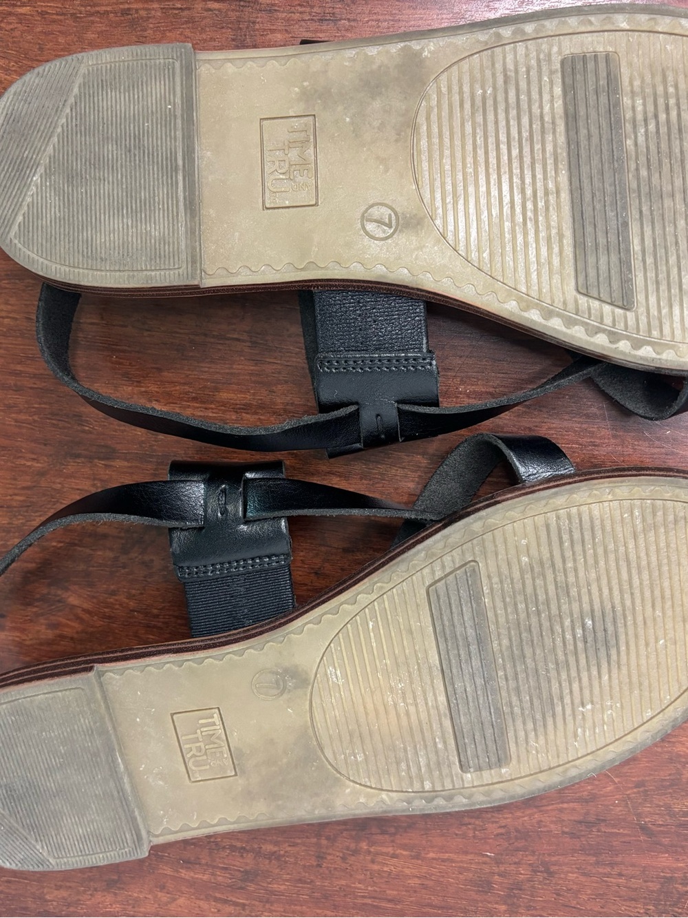 TIME & TRUE NWOT BLACK MEMORY FOAM STRAPPY SANDALS SZ 7 - Picture 6 of 6